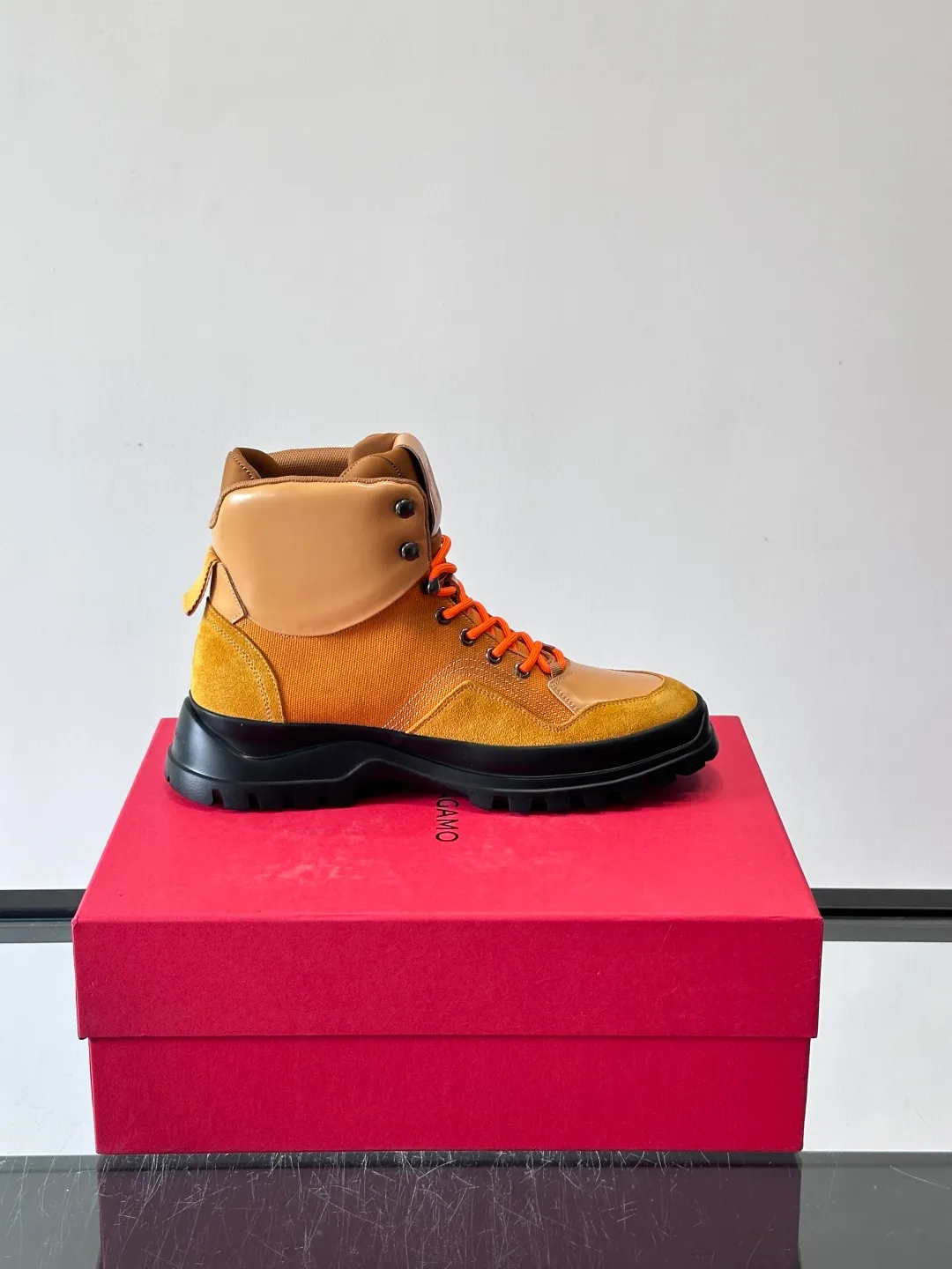 Men's shoes 💰960 Ferragamo's thick-soled lace-up short boots are made of suede + fabric splicing. They have a delicate texture and are breathable. The black rubber thick soles are wear-resistant and have strong traction. They can be worn every day outdoors! The shoelaces are super vibrant and the metal fastener details are perfect. The boot shaft is adjustable, comfortable and stable to wear. It goes well with workwear style or casual style in autumn and winter. It is warm and fashionable. It is suitable for outdoor activities or daily commuting! size: 39-44 (customized at 38.45.46)